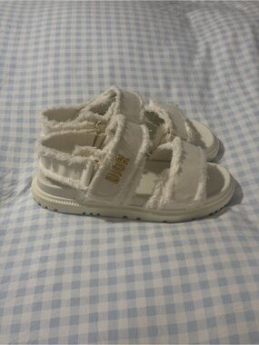 Source Unknown White Frayed Strap Sandals with Gold Accent